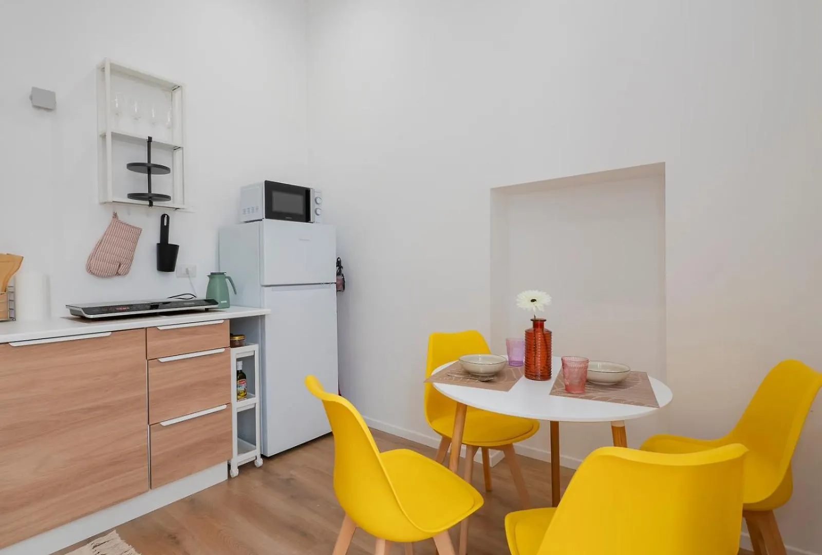 Xenia Apartments - Renovated Flat In Navigli Area Milan 0*,  Italy