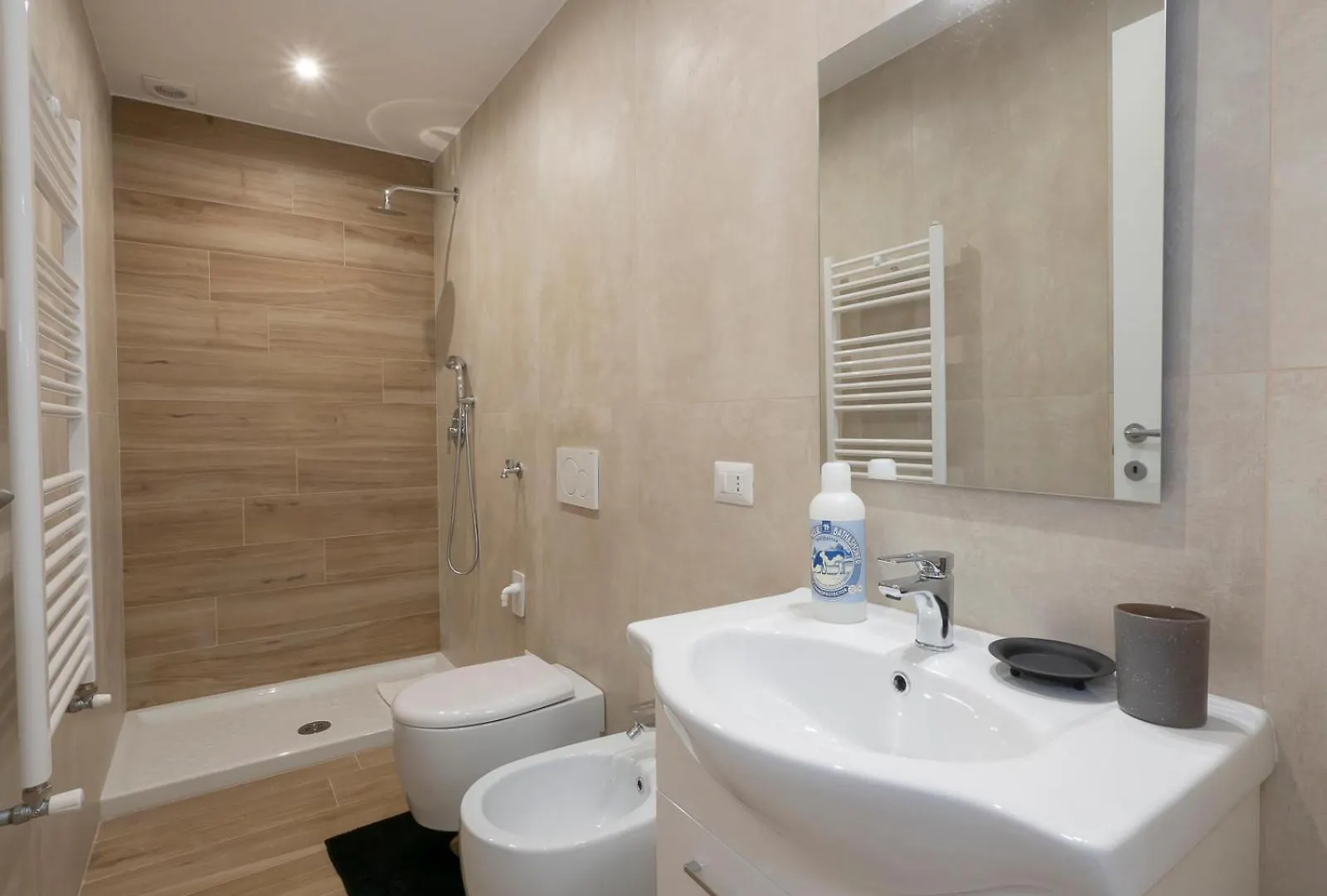 Xenia Apartments - Renovated Flat In Navigli Area Milan