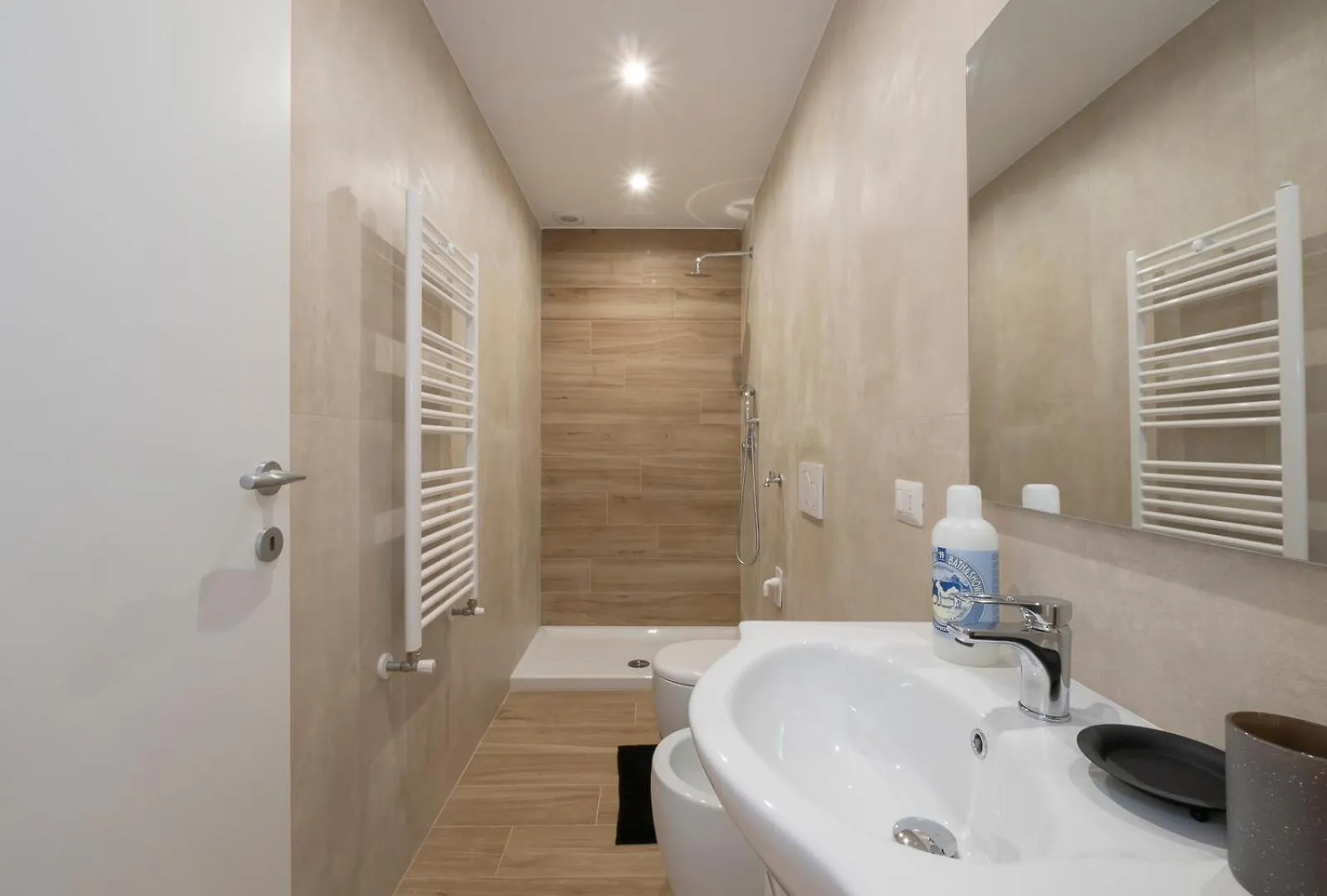 Xenia Apartments - Renovated Flat In Navigli Area Milan
