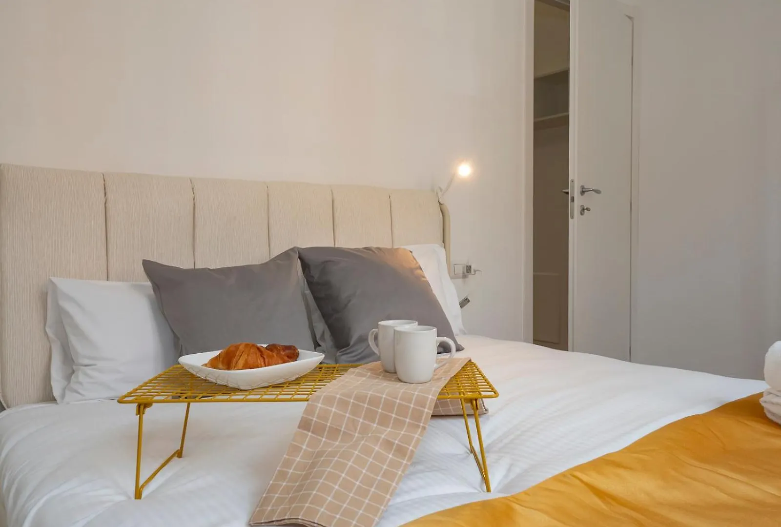Xenia Apartments - Renovated Flat In Navigli Area Milan Italy
